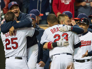 Indians-celebrate_20130925064830_320_240