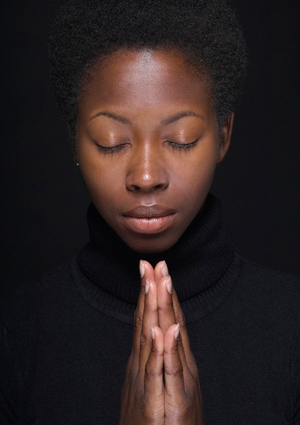 woman-praying-425