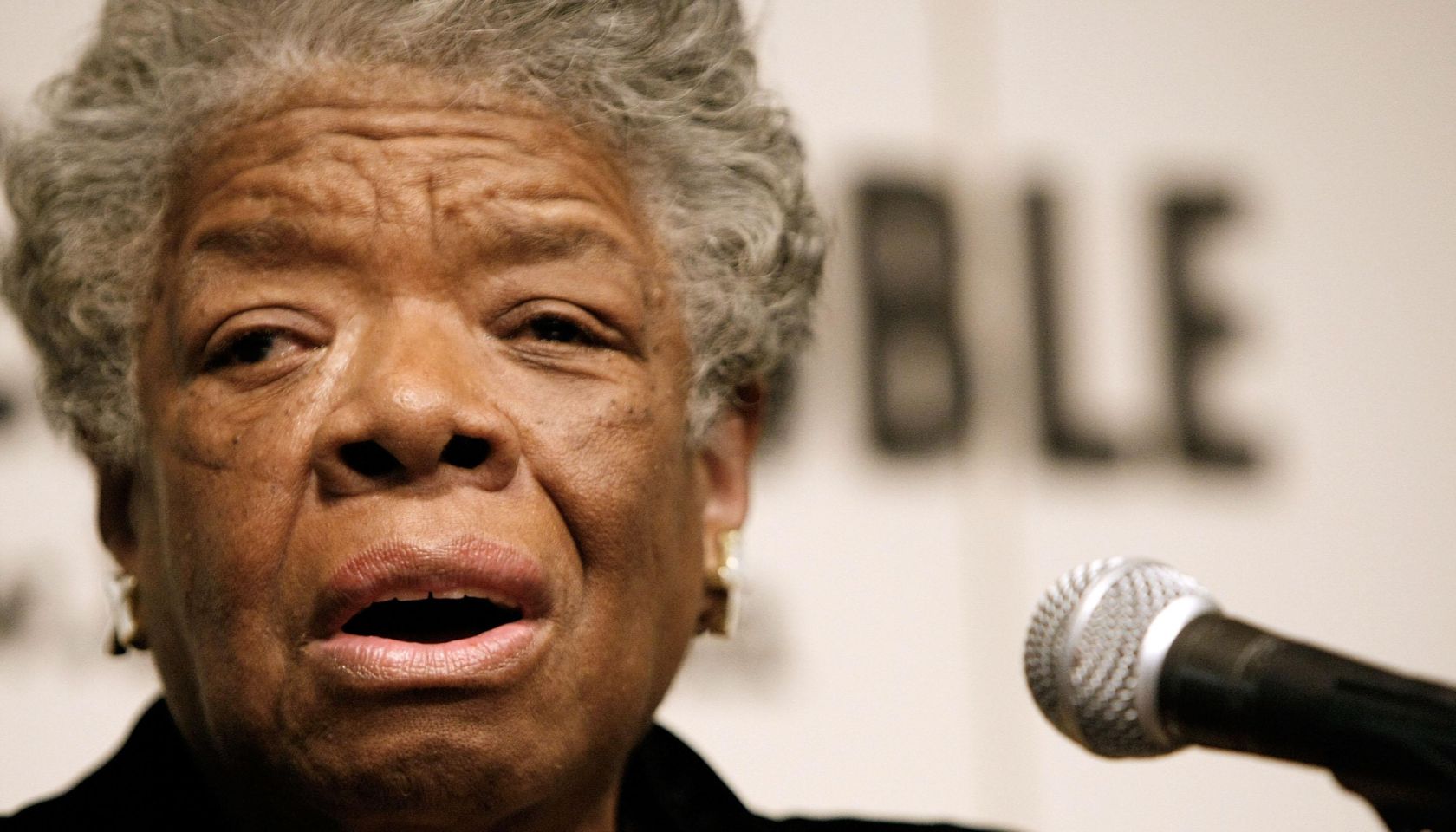 Maya Angelou Signs Copies of 'Maya Angelou: Letter to My Daughter' - October 30, 2008