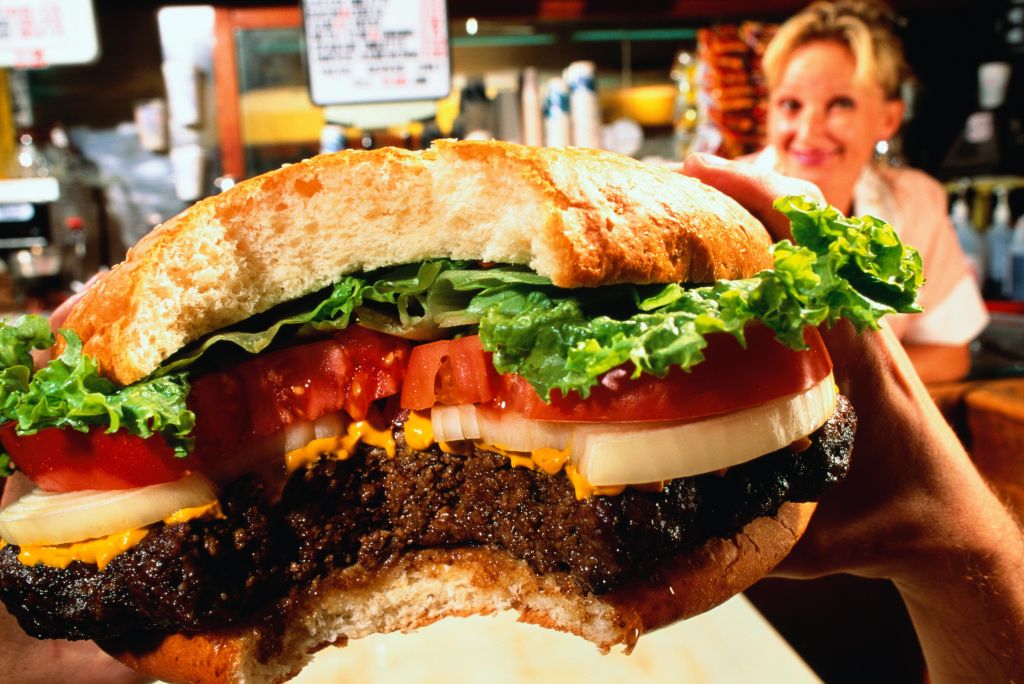 Hamburger, close-up, waitress in background (wide angle)