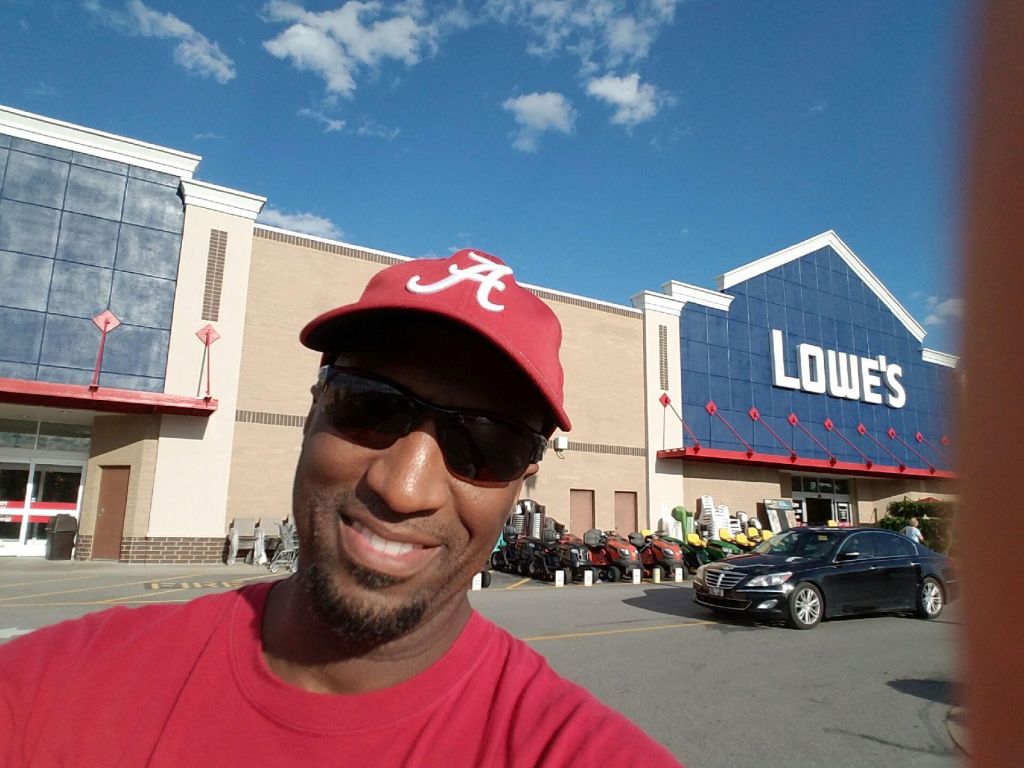 Rickey Smiley Visits Lowe's!