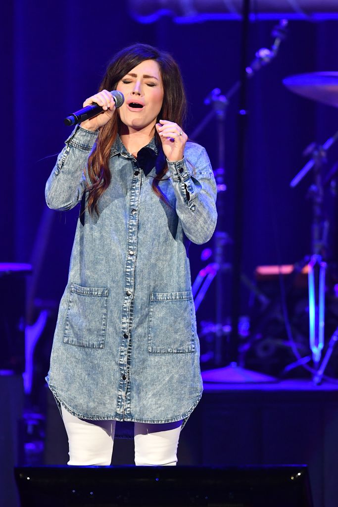 geef de bloem water tanker Melodieus Kari Jobe, Cody Carnes and Elevation Worship's "The Blessing: Live"